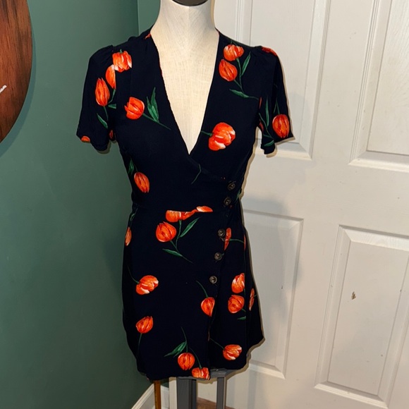 Almost Famous Dresses & Skirts - Almost famous Floral tulip wrap dress size small‎